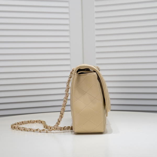 シャネルバッグ背面デザイン